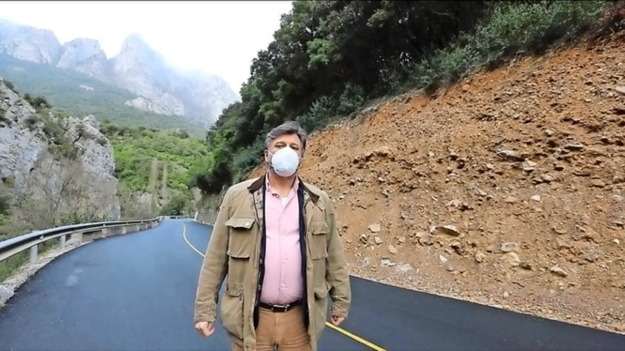 El portavoz parlamentario de Vx, Crist&oacute;bal Palacio, en el desfiladero de La Hermida. / Alerta