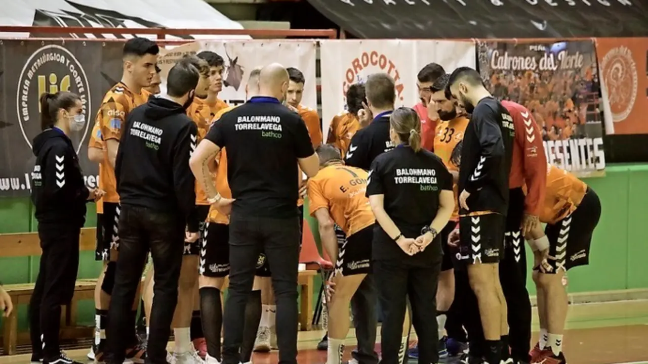 &Aacute;lex Mozas da instrucciones a sus jugadores durante un &lsquo;tiempo muerto&rsquo;. / alerta