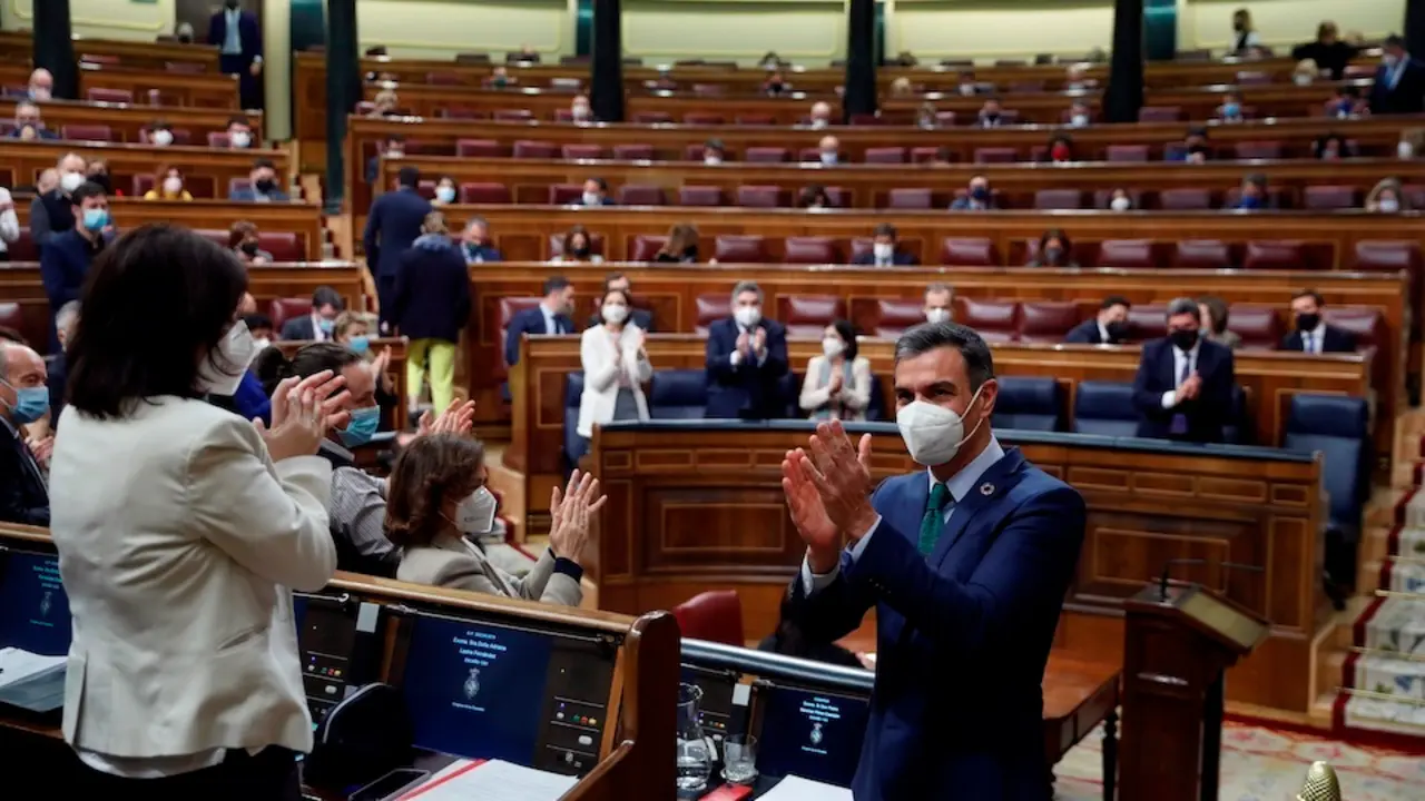 MADRID, 24/02/2021.-El presidente del Gobierno, Pedro S&middot;nchez (c), recibe los aplausos de la bancada socialista tras intervenir durante la sesi&Ucirc;n de control este mi&Egrave;rcoles en el Congreso de los Diputados. EFE/Emilio Naranjo
