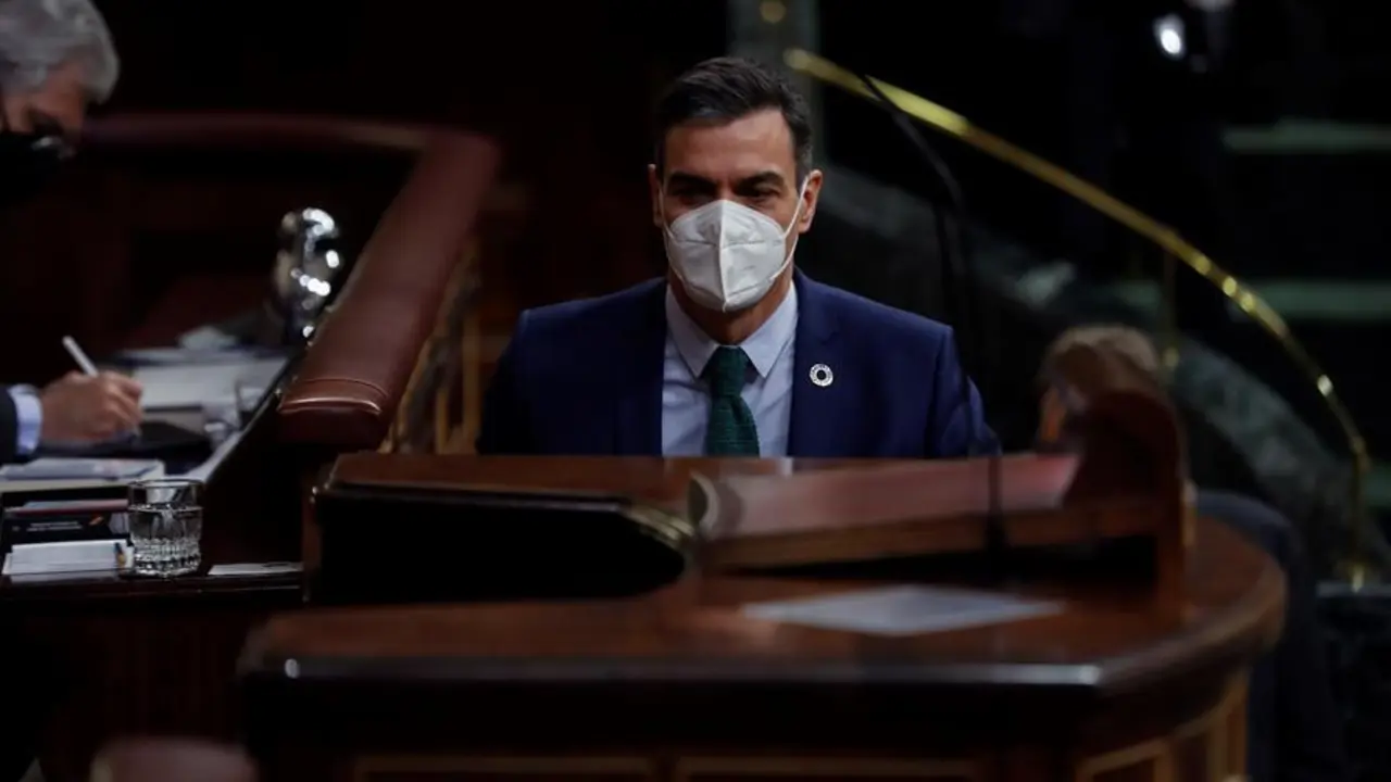 El presidente del Gobierno, Pedro S&aacute;nchez, se dirige comparece ante la C&aacute;mara este mi&eacute;rcoles durante la sesi&oacute;n de control en el Congreso de los Diputados. EFE/Emilio Naranjo