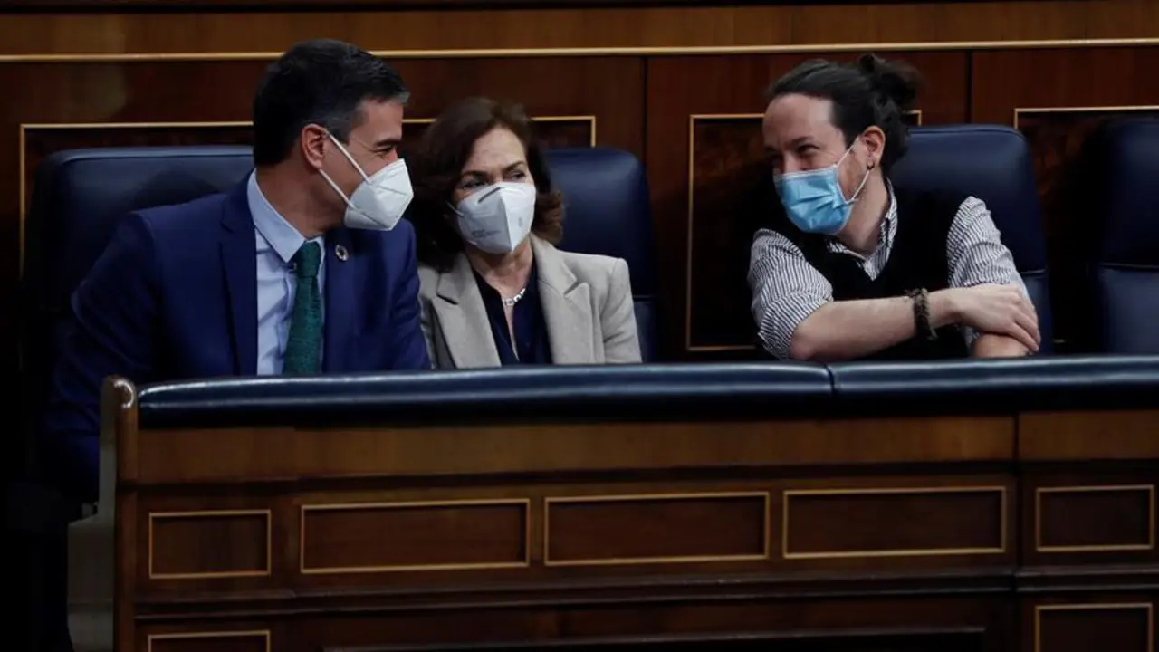 El presidente del Gobierno, Pedro S&aacute;nchez (i), conversa con sus vicepresidentes Carmen Calvo, y Pablo Iglesias a su llegada a la C&aacute;mara este mi&eacute;rcoles para asistir a la sesi&oacute;n de control en el Congreso de los Diputados. EFE/Emilio Naranjo