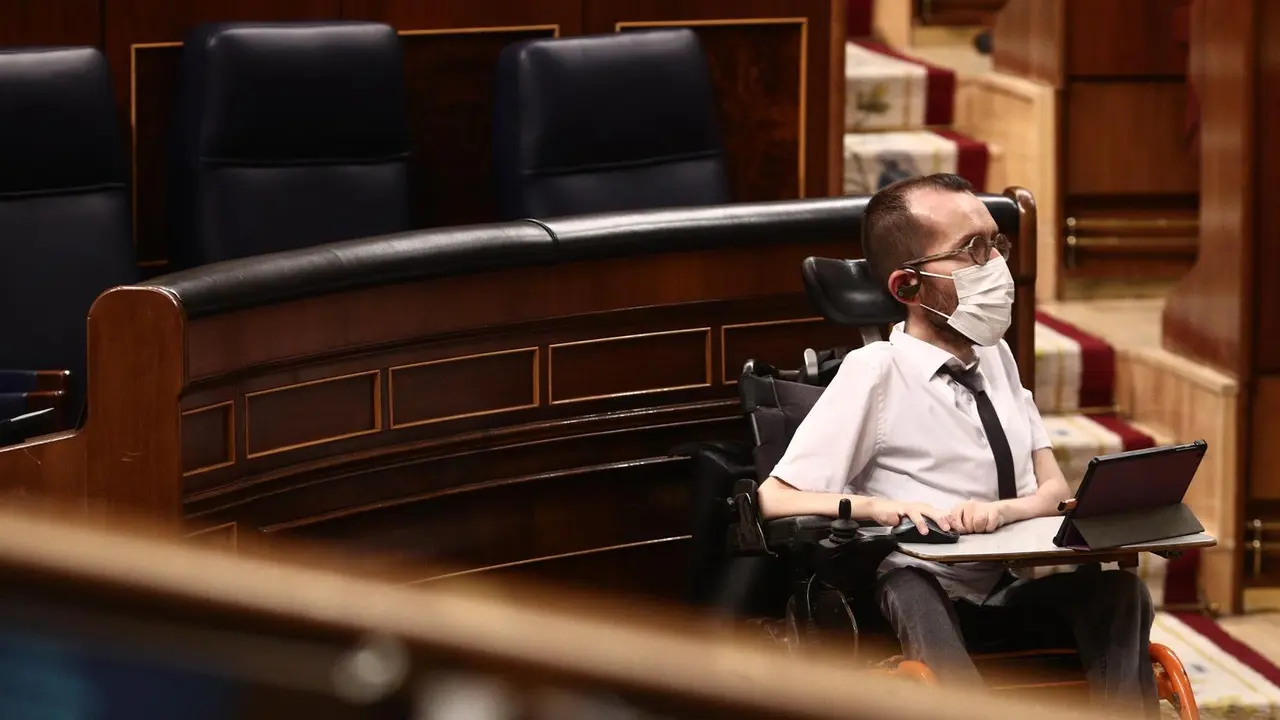 El portavoz parlamentario de Unidas Podemos, Pablo Echenique, en una sesi&oacute;n plenaria en el Congreso de los Diputados, en Madrid, (Espa&ntilde;a), a 23 de febrero de 2021. El Pleno debate hoy, unas horas despu&eacute;s de que el Rey acuda a la C&aacute;mara a celebrar el 40 an