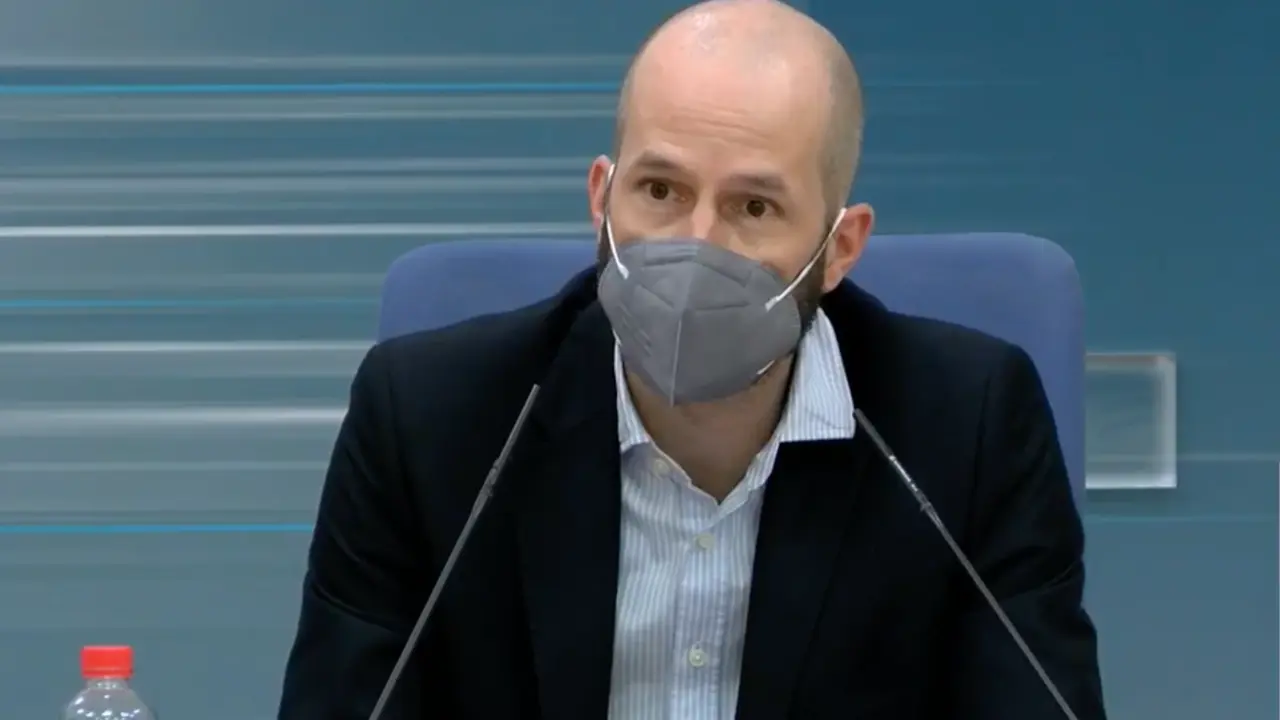 El director general de Salud P&uacute;blica, Reinhard Wallmann durante la rueda de prensa. / ALERTA