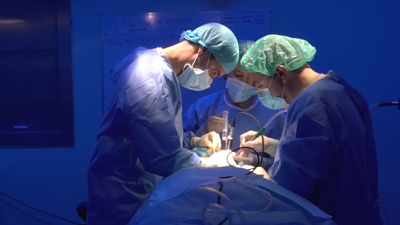 Varios sanitarios durante una operaci&oacute;n en el Hospital Marqu&eacute;s de Valdecilla. / TREVOL