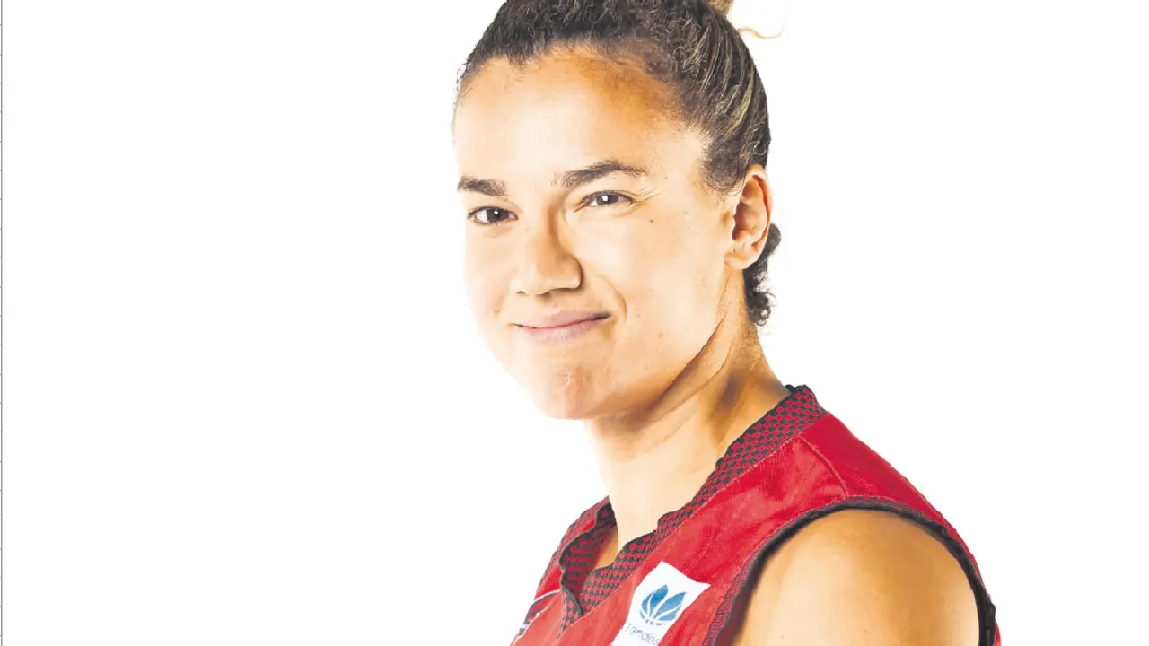 Simp&aacute;tica imagen de Laura Nicholls en la sesi&oacute;n fotogr&aacute;fica oficial del club zaragozano.