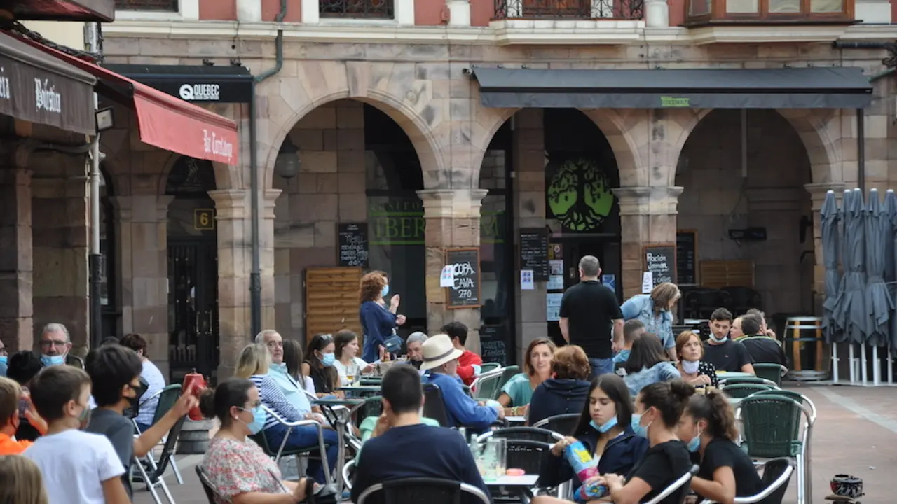 Varias personas en una terraza en al plaza roja del centro de Torrelavega. / S.D.