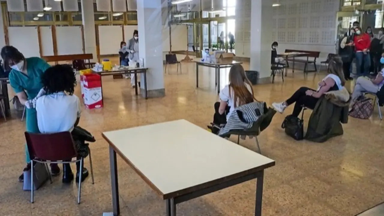 Estudiantes haciendo cola para ser vacunados en la Facultad de Medicina. / Hardy