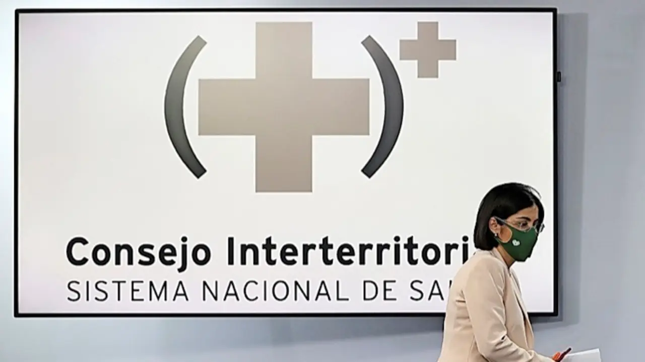 GRAF3610. MADRID, 24/02/2021.- La ministra de Sanidad, Carolina Darias, ofrece una rueda de prensa tras la reuni&oacute;n del Consejo Interterritorial del Sistema Nacional de Salud, esta tarde en Madrid. EFE/Juanjo Mart&iacute;n