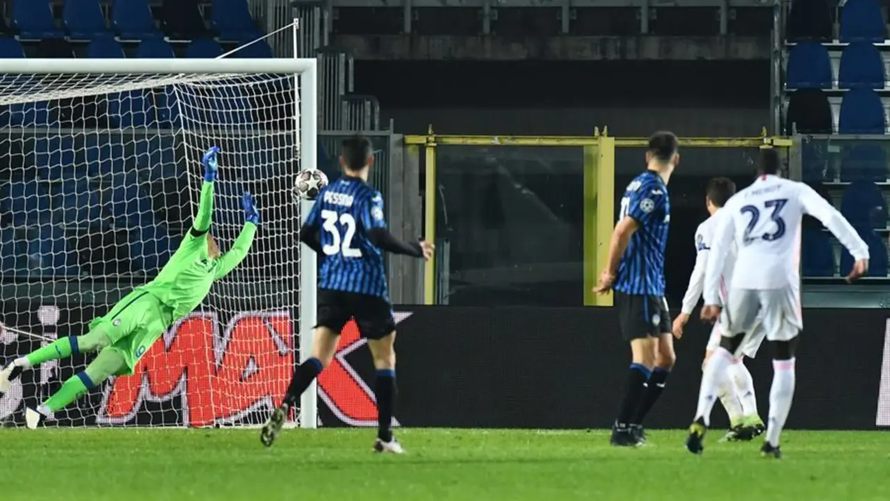 El jugador del Real Madrid Ferland Mendy (R) marca el 1-0 durante el partido de f&uacute;tbol de la Liga de Campeones de la UEFA, octavos de final, Atalanta BC vs Real Madrid en el estadio Gewiss en B&eacute;rgamo, Italia, 24 de febrero de 2021. (Liga de Campeones, Italia) EFE/EPA/PAOLO MAGNI