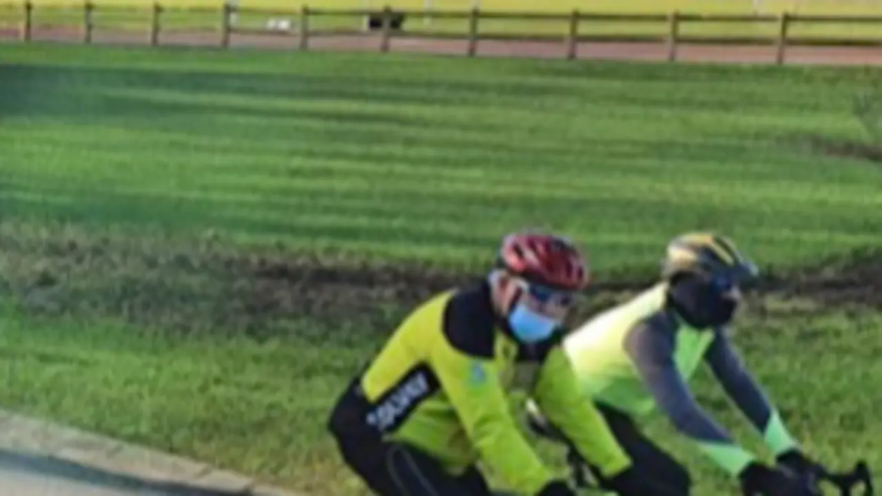 Dos ciclistas por el vel&oacute;dromo del &Oacute;scar Freire. / ALERTA