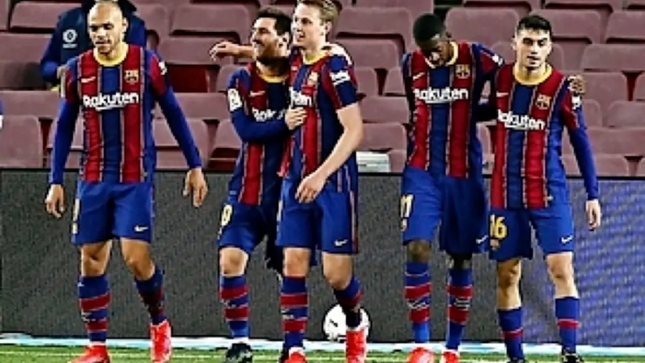 Los jugadores del Barcelona celebran con Messi el segundo gol del argentino. / EFE