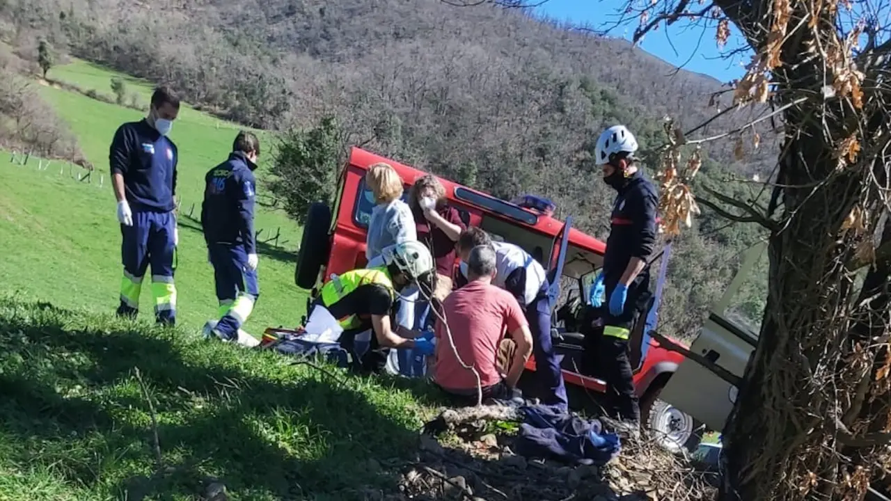 Los servicios de emergencias atienden al hombre accidentado. / 112