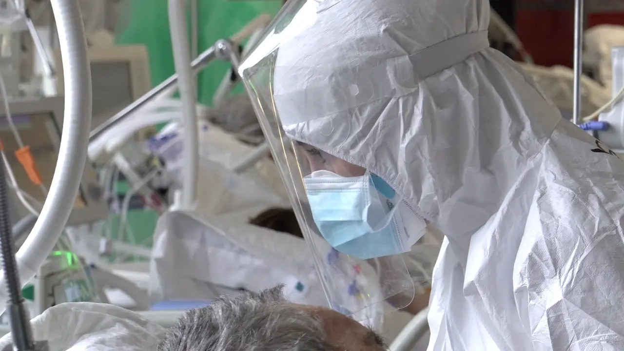 Un sanitario del Hospital Marqu&eacute;s de Valdecilla atiende un paciente en la UCI. / TREVOL