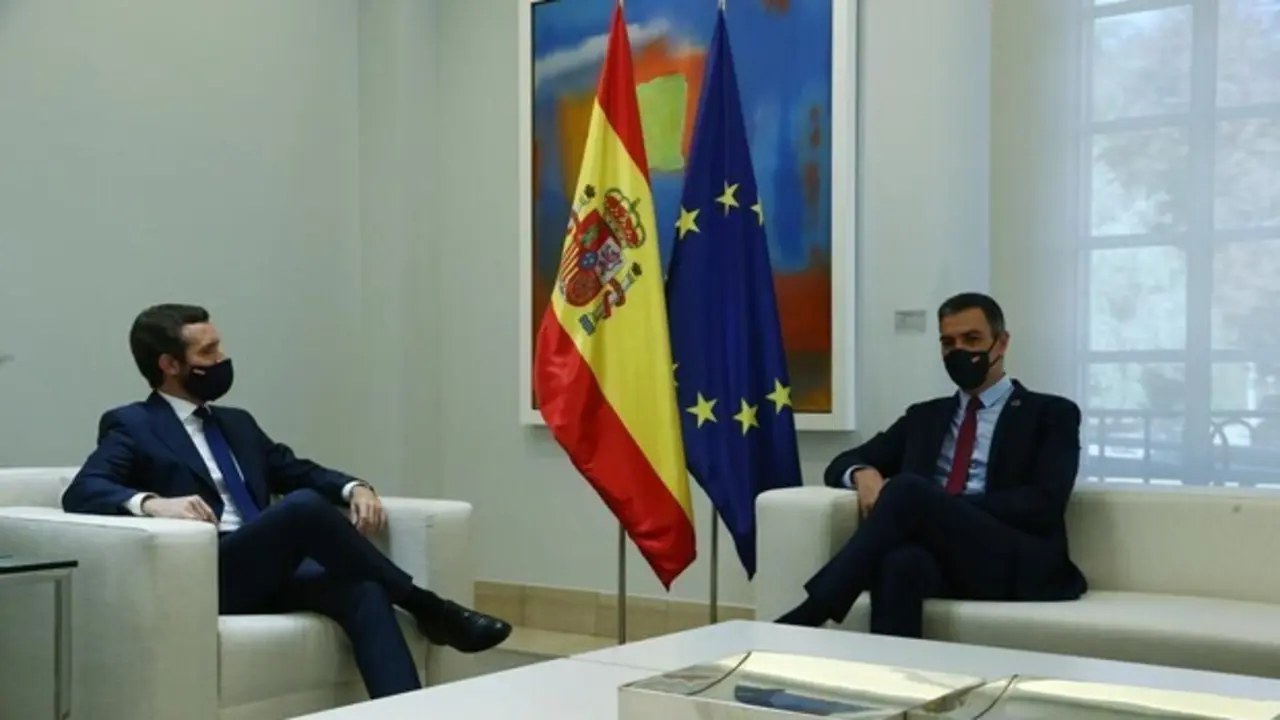 El presidente del Gobierno, Pedro S&aacute;nchez (dcha.), y el l&iacute;der de la oposici&oacute;n Pablo Casado. / EP