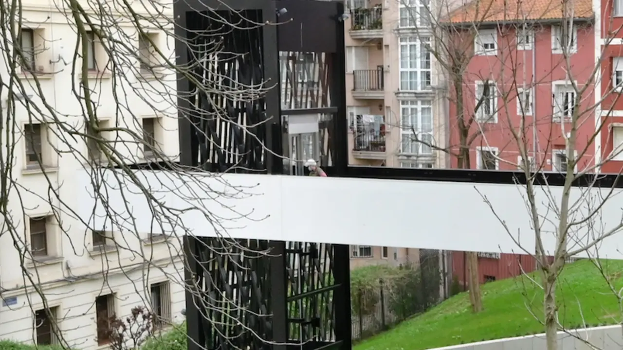 Vista del nuevo ascensor ubicado en el emblem&aacute;tico barrio El Cabildo. / ALERTA