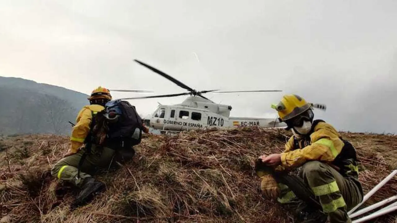 Los bomberos de la BRIF durante los incendios de hoy en Soba. ATBRIF