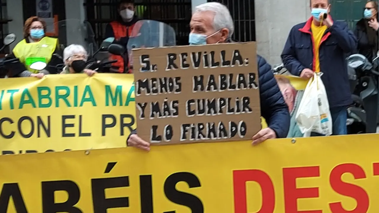 Un afectado por los derribos en la concentraci&oacute;n delante de la sede del Gobierno de Cantabria. / ALERTA