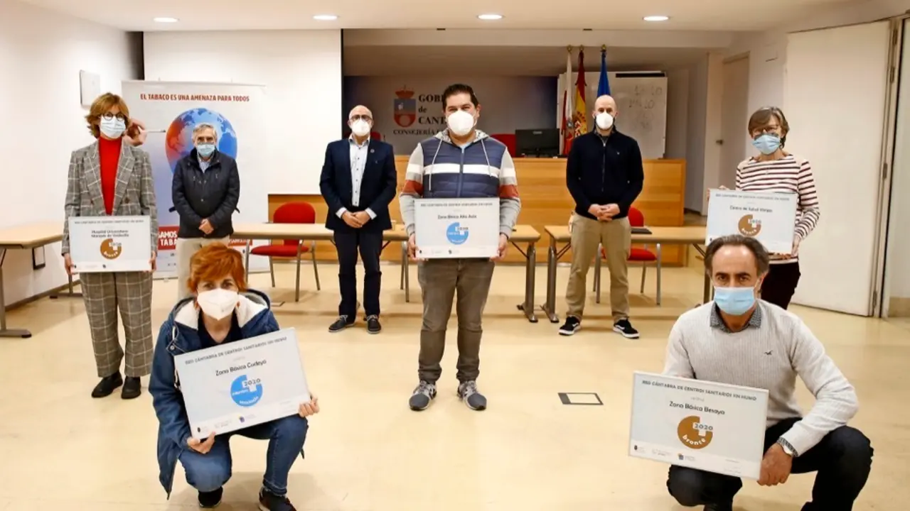 Los representantes de los centros galardonados con las autoridades sanitarias. / ALERTA