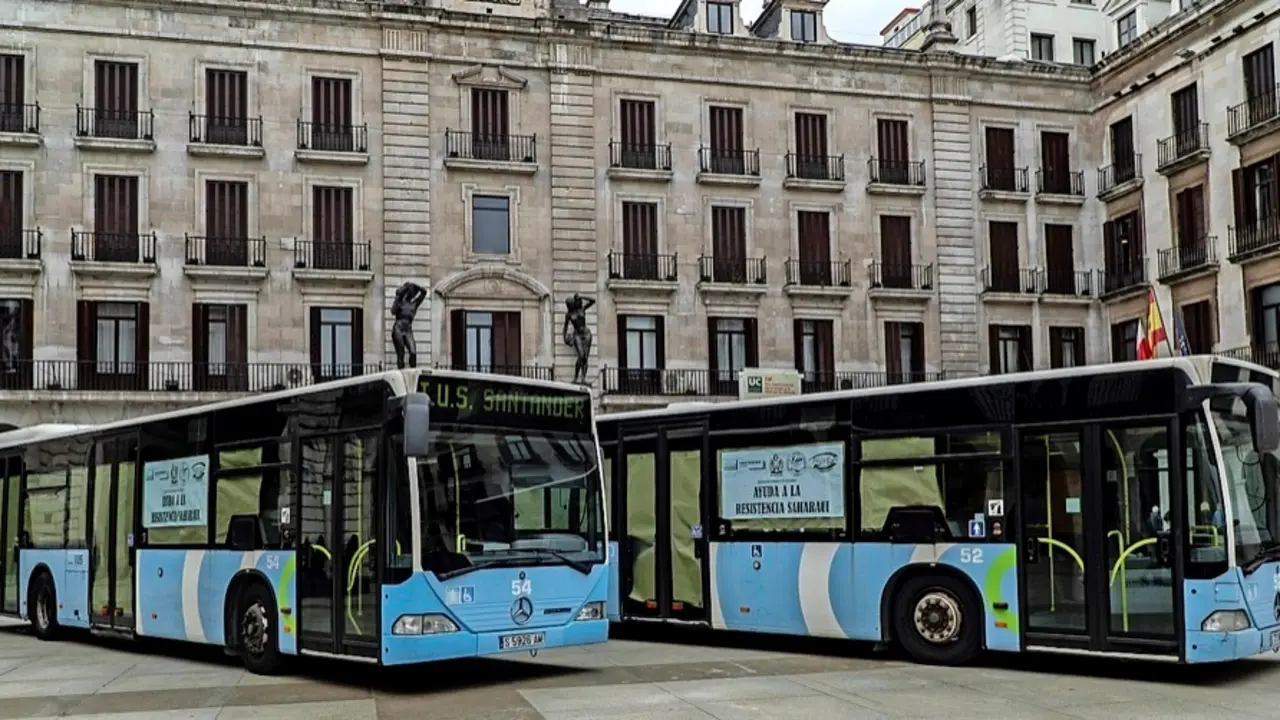 Imagen de archivo de dos autobuses del TUS. / Alerta