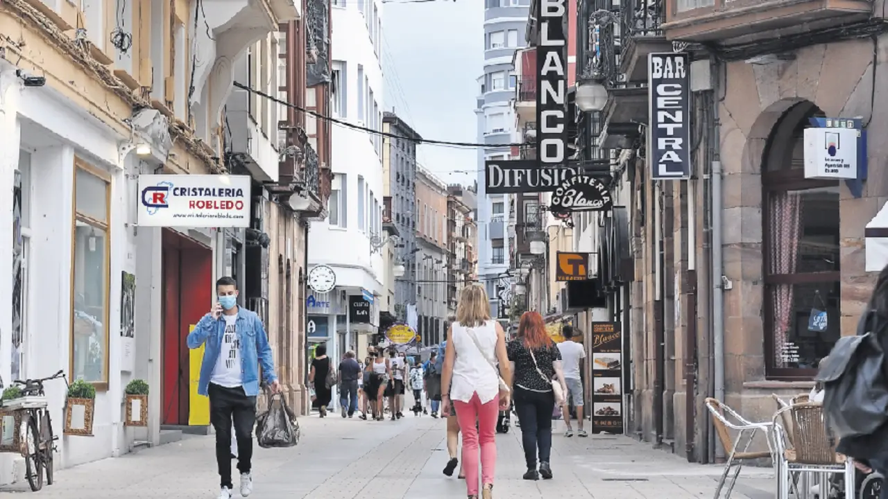 Vecinos paseando por la calle Consolaci&oacute;n de Torrelavega. / S.D.
