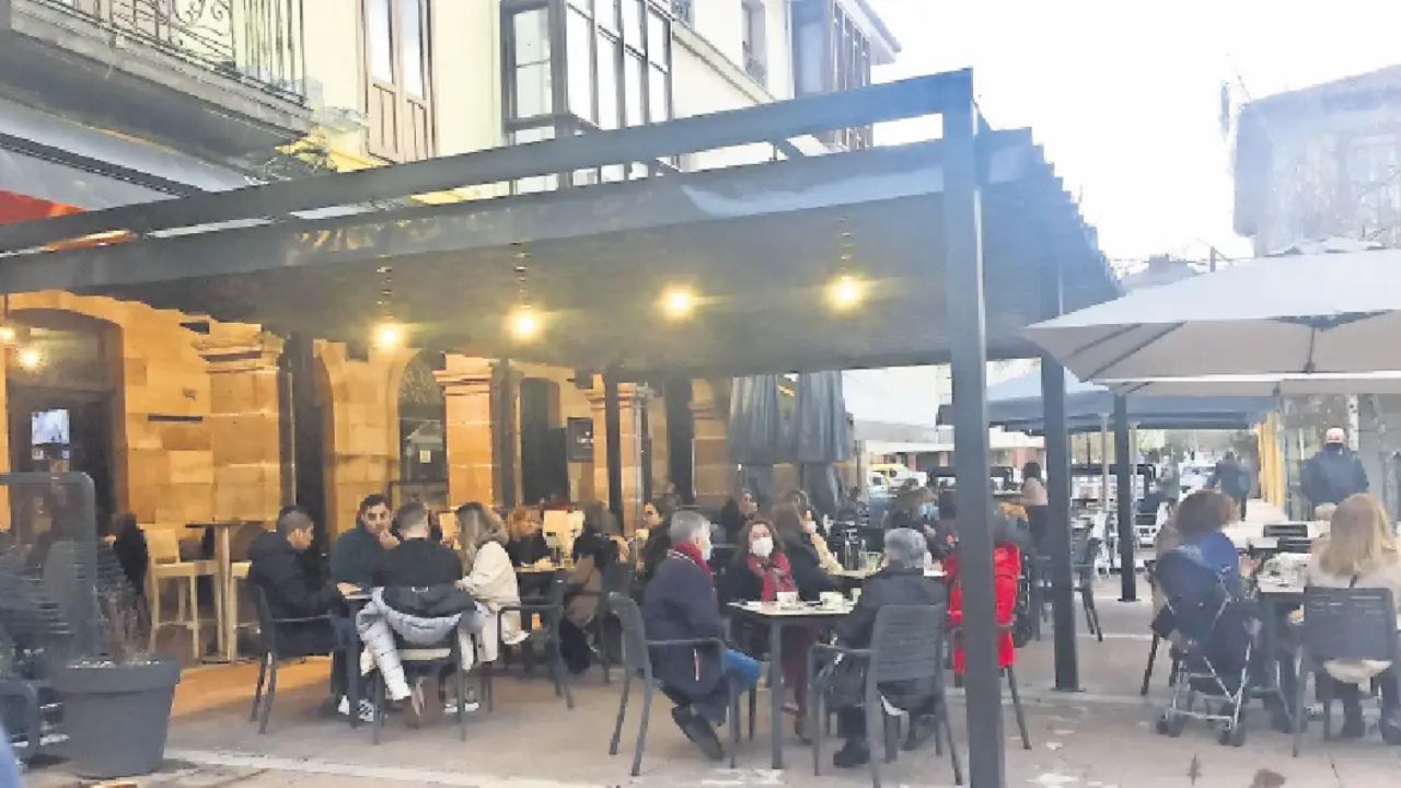 Terrazas en Torrelavega. / ALERTA