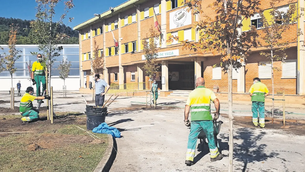 El concejal Urraca durante una visita al colegio Mies de Vega. / ALERTA