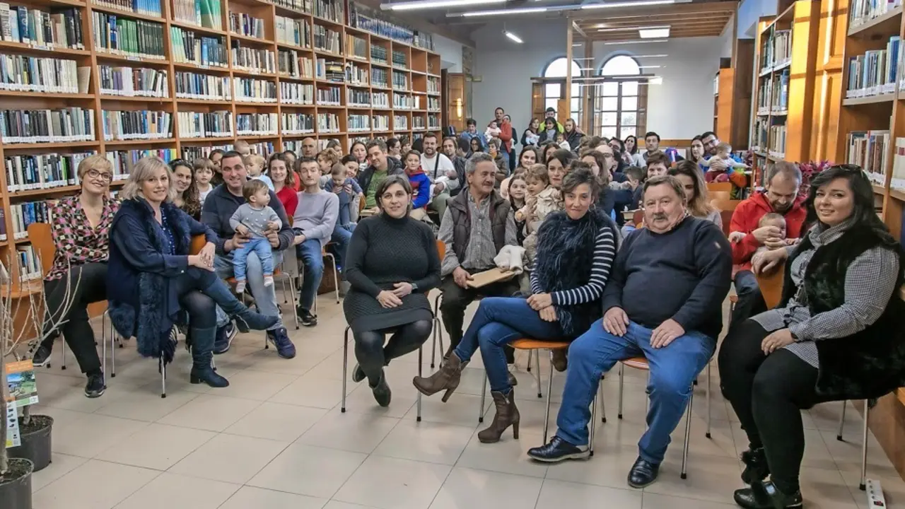 La alcaldesa en la entrega de &aacute;rboles a las familias que tuvieron descendencia en el &uacute;ltimo a&ntilde;o. /  ALERTA