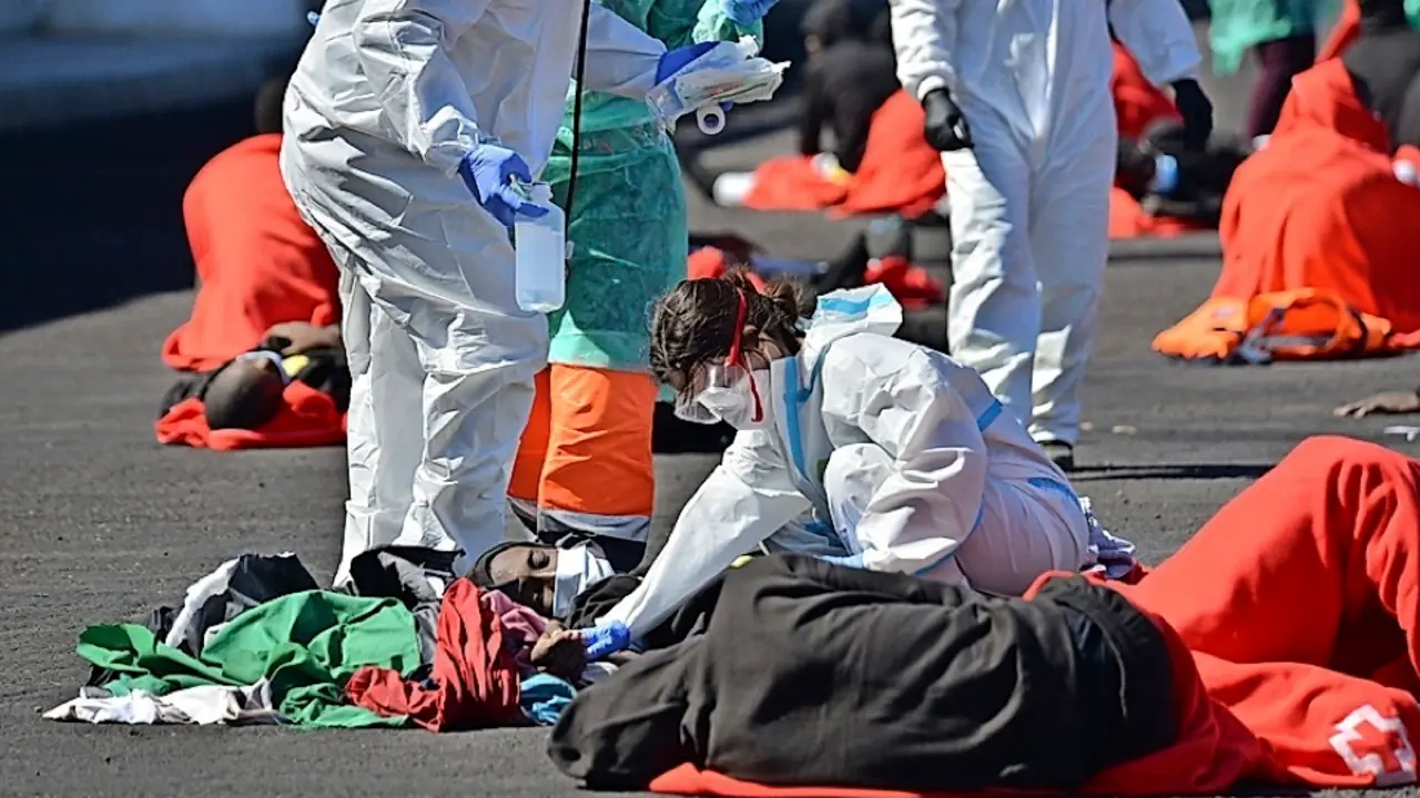 Un dispositivo de emergencias atiende a los 57 inmigrantes que llegaron ayer jueves por sus propios medios al Puerto de la Restinga, en El Hierro. / gelmert finol