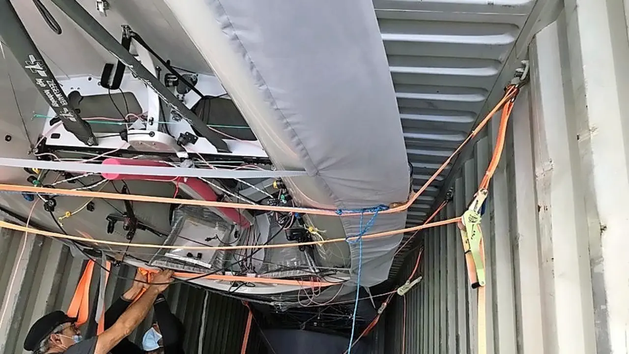 Operarios preparando el equipo de vela para su traslado a Tokio. / ALERTA