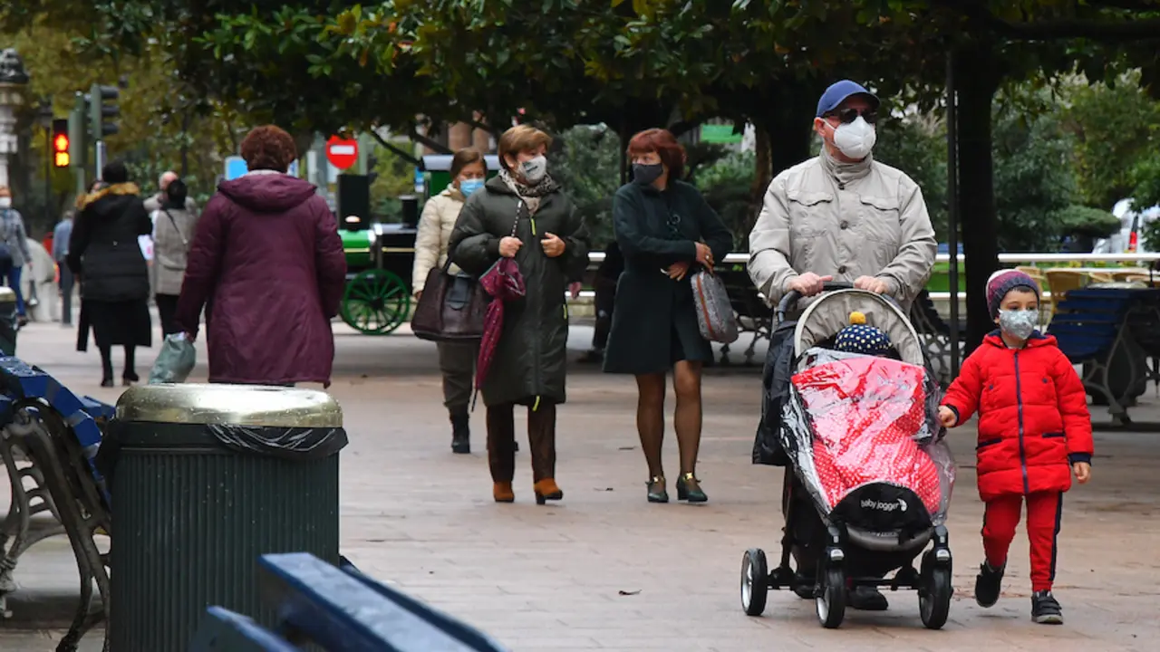 Varias personas con mascarilla transitan por el centro de Santander. / Hardy