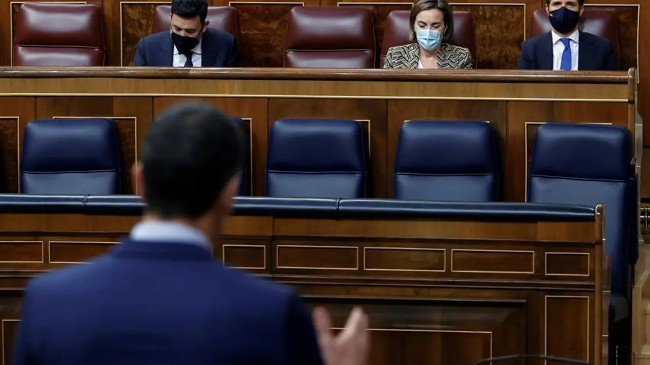 El presidente del gobierno Pedro S&aacute;nchez y el presidente del PP Pablo Casado, durante la sesi&oacute;n de control al Gobierno celebrada este mi&eacute;rcoles en el Congreso. EFE/ Mariscal