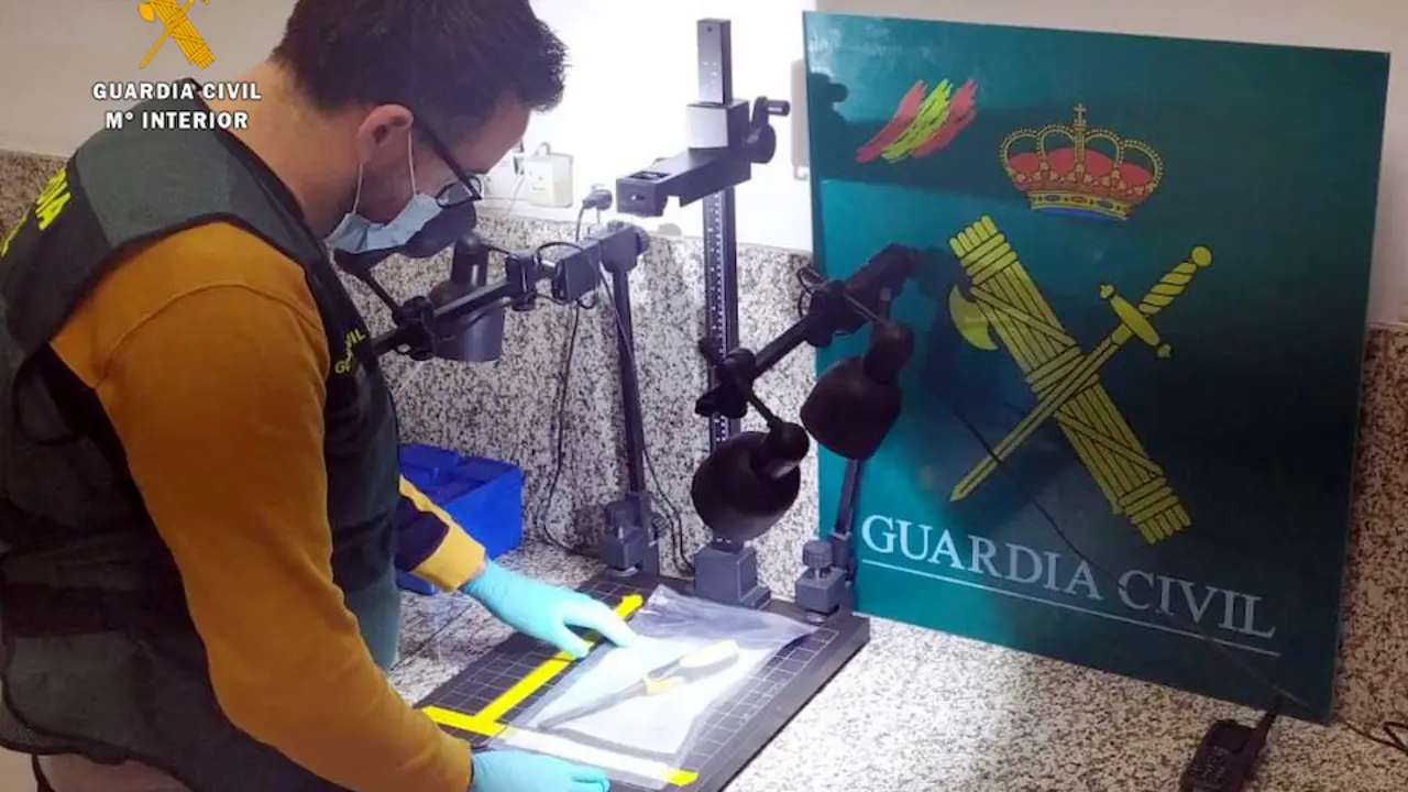 Un agente de la Guardia Civil mide el arma con que el detenido asest&oacute; la pu&ntilde;alada al vecino. / OPC