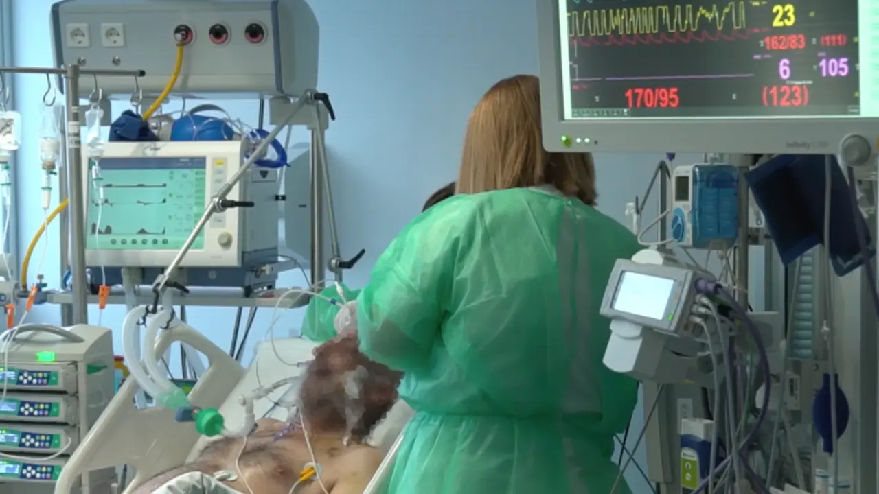 Un sanitario atiende a un paciente en el Hospital Marqu&eacute;s de Valdecilla. / TREVOL