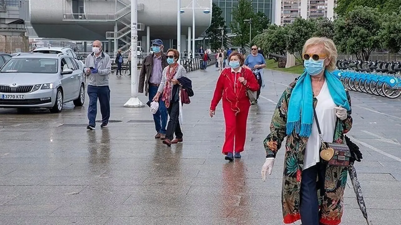 Gente paseando por Santander con mascarilla. / ALERTA