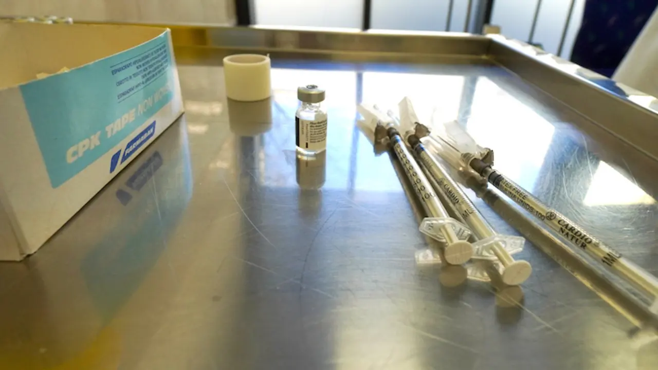 Un frasco con la dosis de la vacuna Pfizer en el Centro de Salud de Vargas, donde contin&uacute;an con la vacunaci&oacute;n. / HARDY