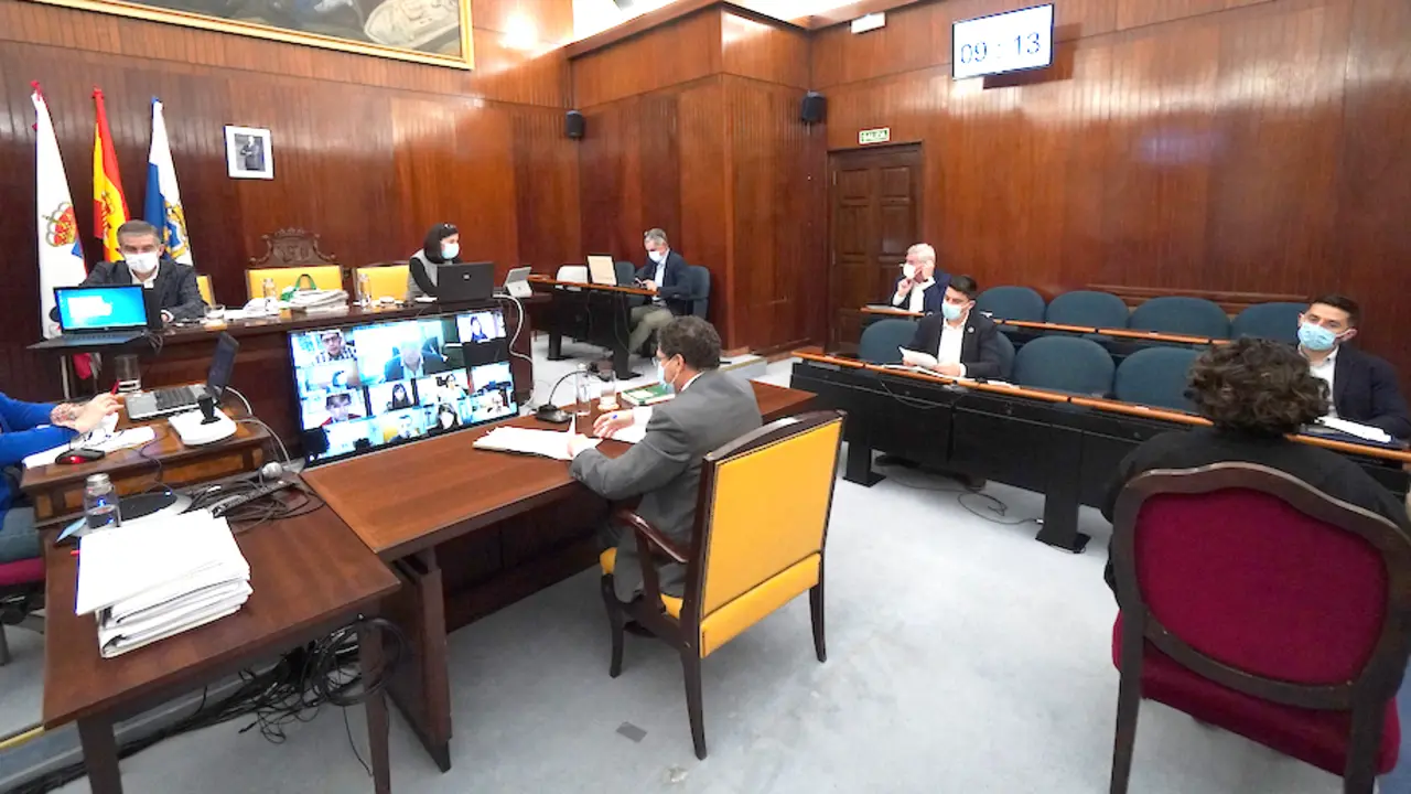 Los concejales del Ayuntamiento durante la aprobaci&oacute;n del pleno de Santander. / HARDY
