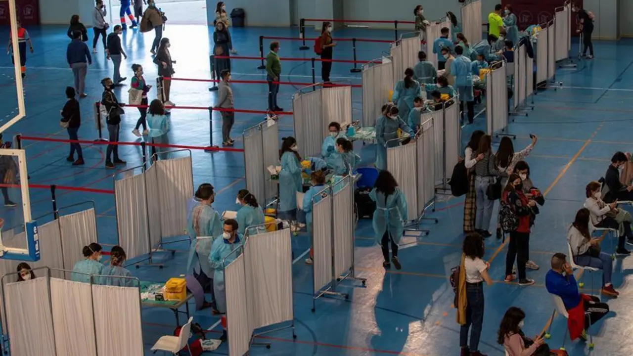 Cientos de docentes reciben la primera dosis de la vacuna AstraZeneca el pasado mi&eacute;rcoles en un pabell&oacute;n deportivo de la Universidad de Sevilla. EFE/Julio Mu&ntilde;oz