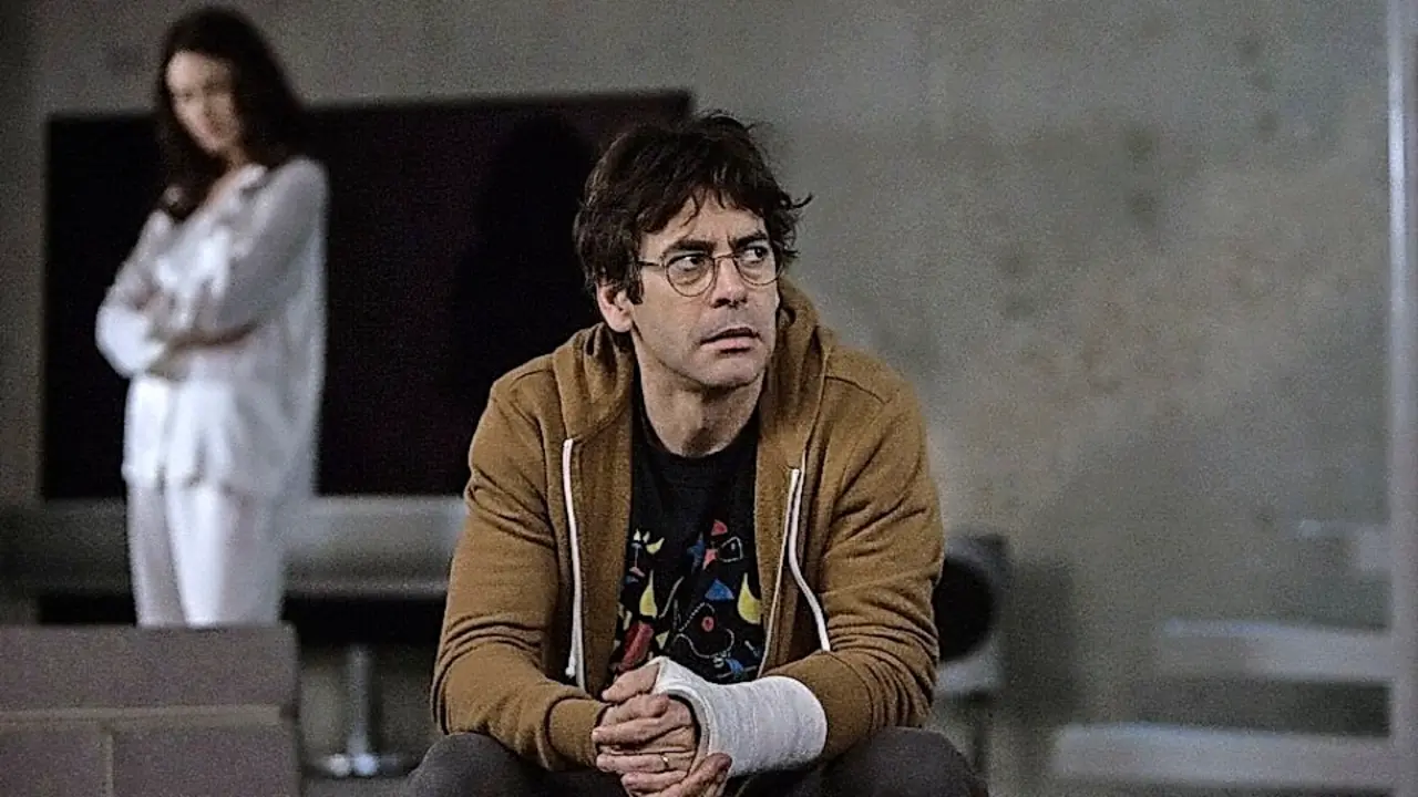 Escena de la nueva pel&iacute;cula &lsquo;Los traductores&rsquo;, con el santanderino Eduardo Noriega. / E. Press