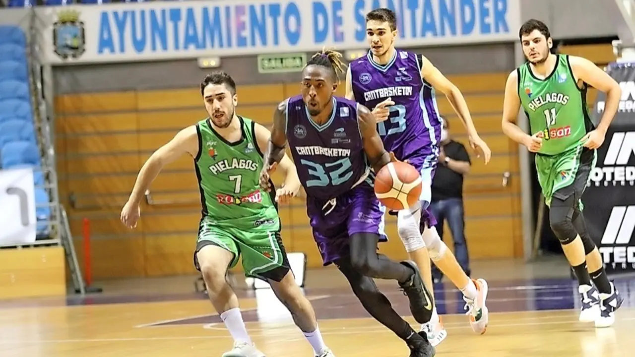 Rasheed Worrell defendido por Saiz-Bustamante en el partido de la primera vuelta. / Lanza