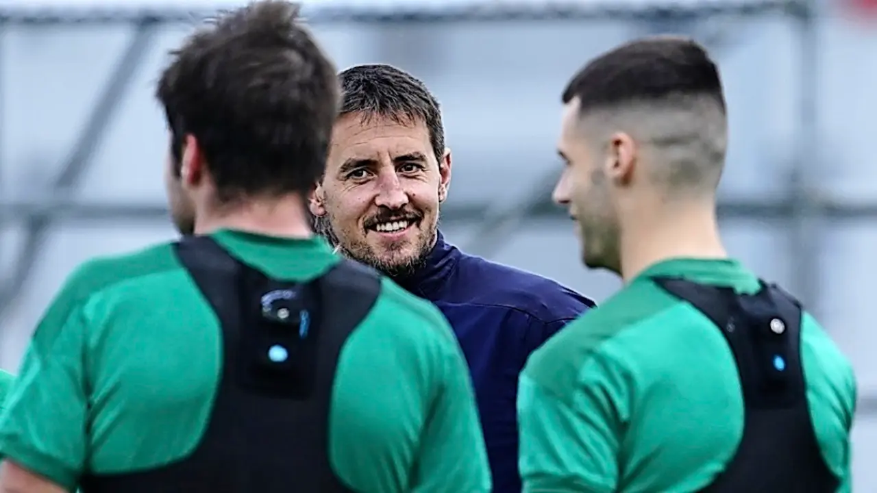 Aritz Solabarrieta, frente a Jon Ander y Mantilla. / Hardy