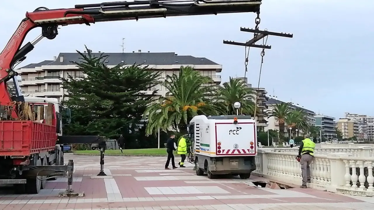 Labores de rescate del veh&iacute;culo municipal atrapado en el socav&oacute;n, ya reparado. / alerta