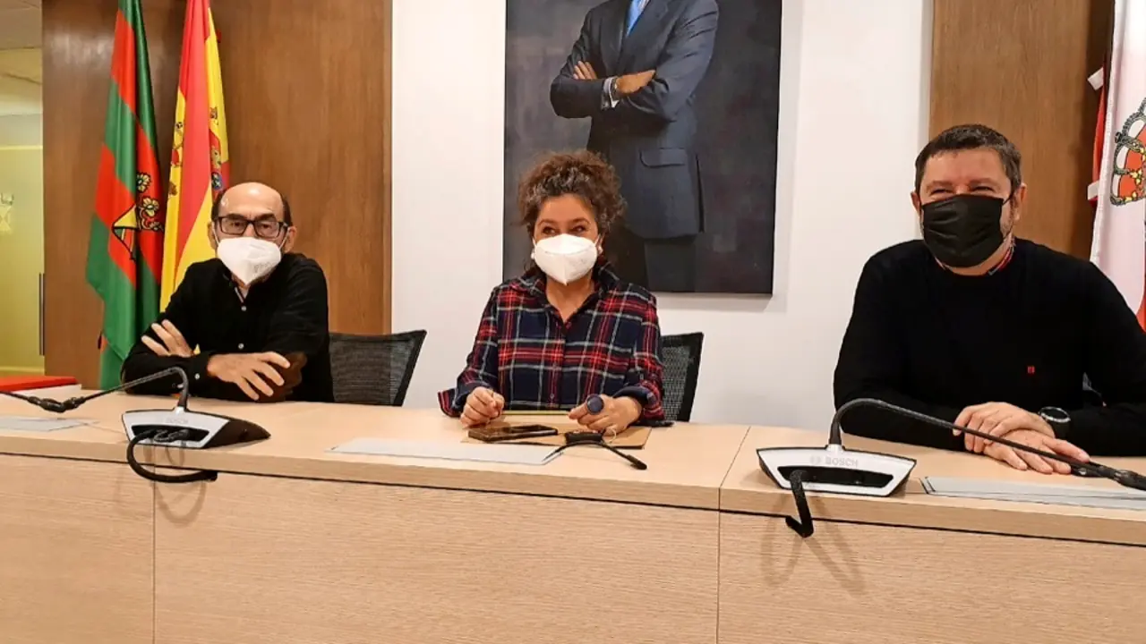 Luis Alberto Salcines, Esther V&eacute;lez y Carlos Alcorta. / ALERTA