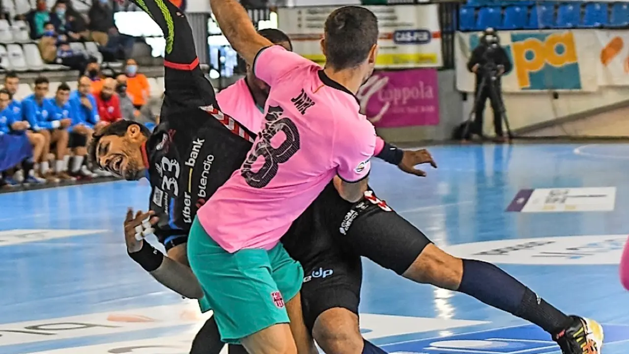 Nico Zungri, rodeado de dos jugadores del Guadalajara. / ALERTA