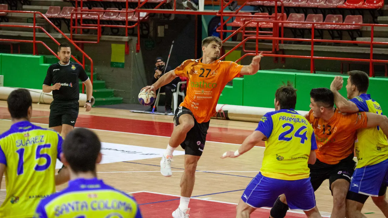 El jugador del BM Torrelavega durante un partido. / FACEBOOK