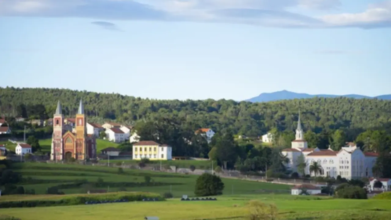 Vista de la localidad de Comillas enclavada en el municipio de Alfoz de Lloredo. / ALERTA