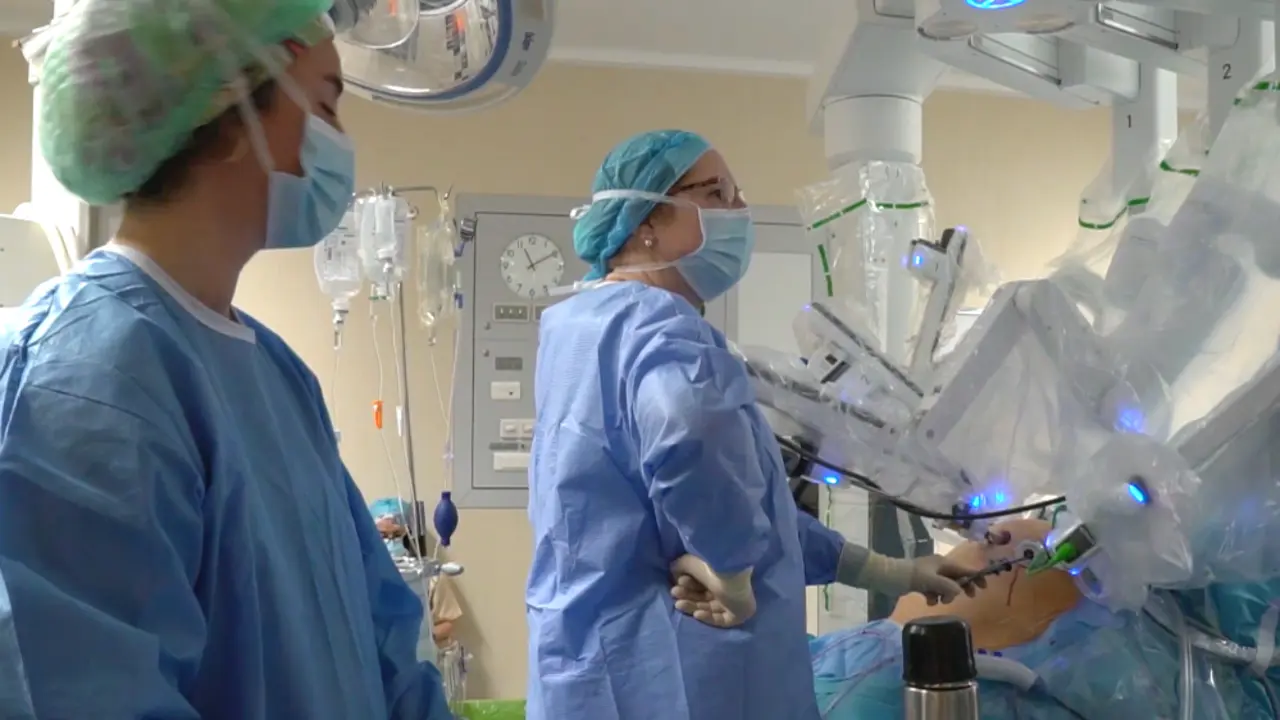 Una m&eacute;dico junto al nuevo robots Da Vinci en el Hospital Marqu&eacute;s de Valdecilla. / TREVOL