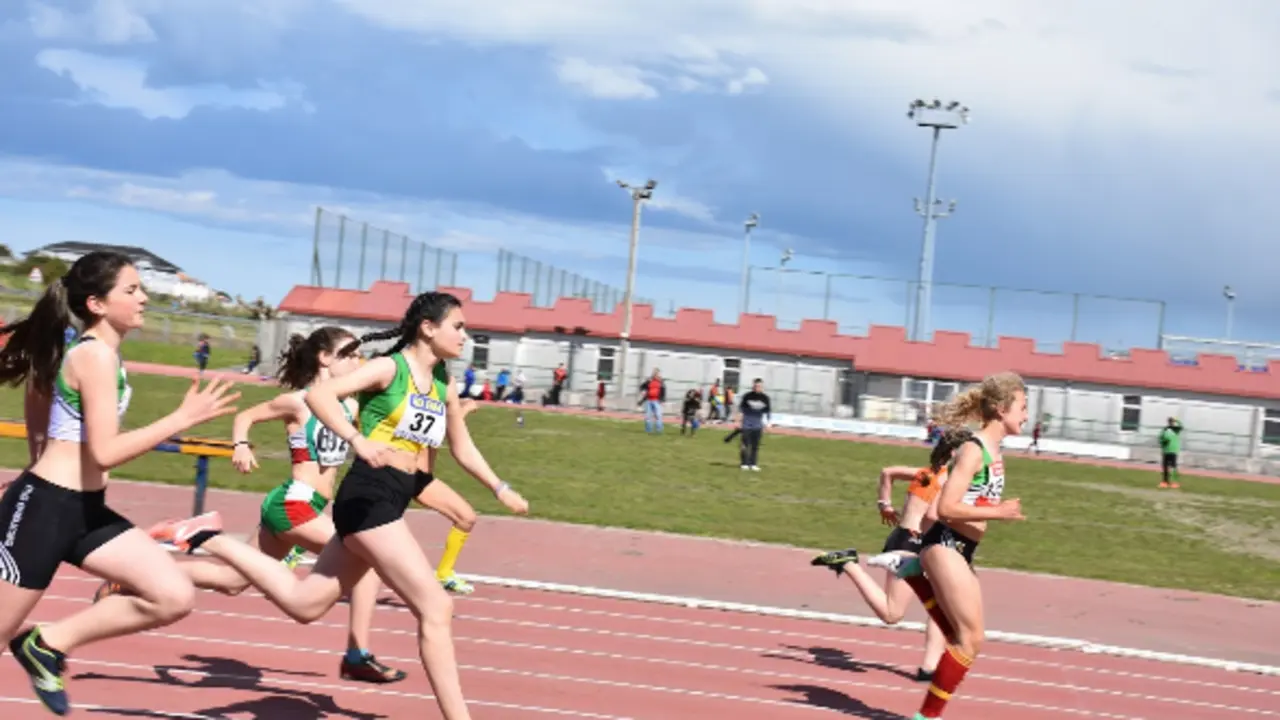 Varios deportistas en la pista del Complejo Municipal Deportivo Ruth Beitia. / ALERTA