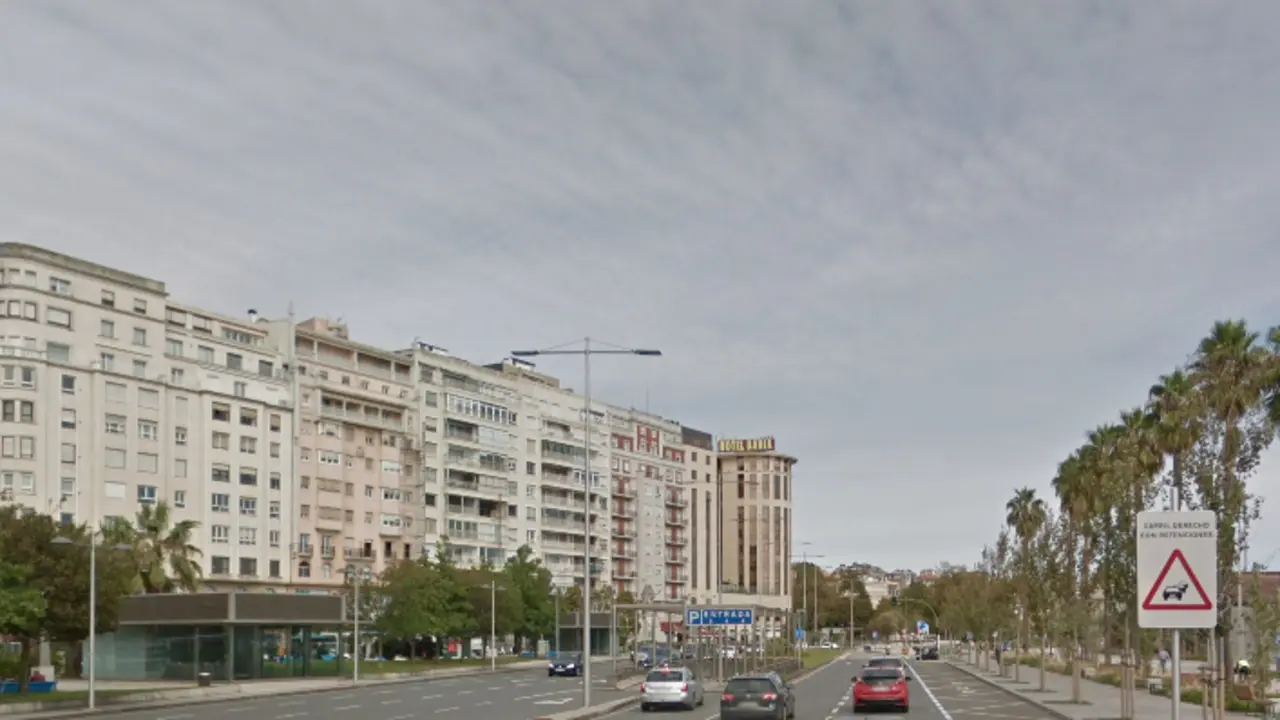 Vista de la calle Antonio L&oacute;pez de Santander donde se preve que se inicien los trabajos de urbanizaci&oacute;n en verano. / ALERTA