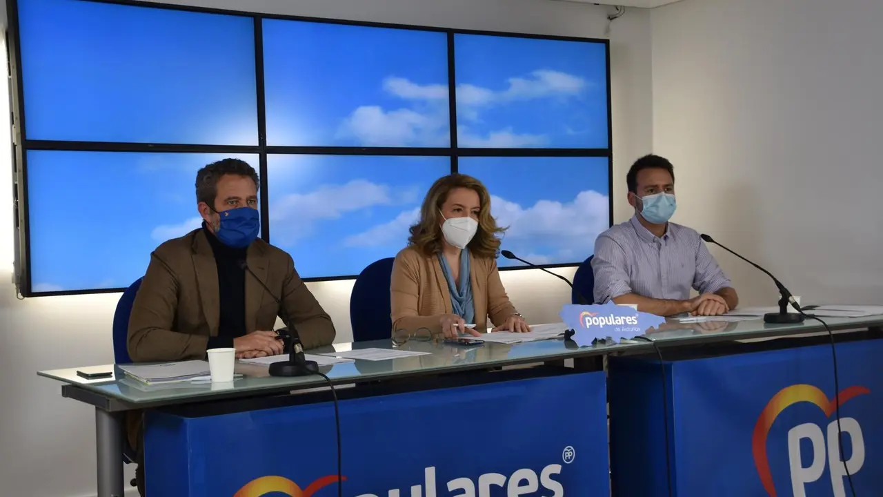 El vicesecretario nacional de Participaci&oacute;n del PP, Jaime de Olano, junto a la presidenta del PP de Asturias, Teresa Mallada, y el diputado &Aacute;lvaro Queipo, en el Comit&eacute; Ejecutivo Auton&oacute;mico de la formaci&oacute;n.