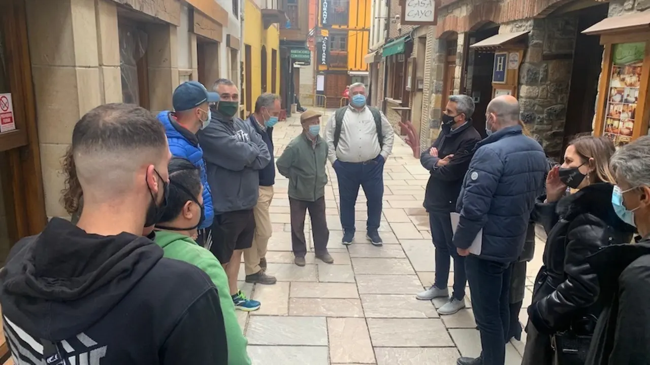 El vicepresidente Pablo Zuloaga durante la visita de hoy a la calle C&aacute;ntabra de Potes, Li&eacute;bana. / ALERTA